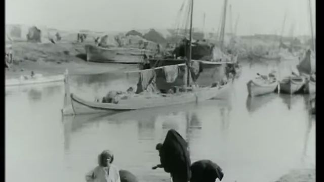 ضفاف نهر العشار في البصرة عام 1927، حين كان الميناء القديم قلب المدينة التجاري. صورة أرشيفية
