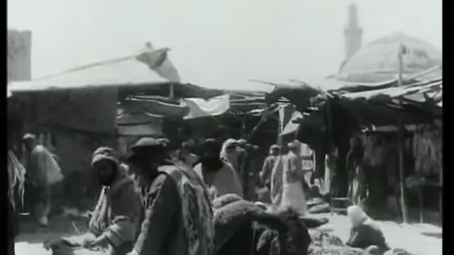 سوق في الموصل تظهر خلفه قبة أحد جوامع المدينة عام 1927. صورة أرشيفية