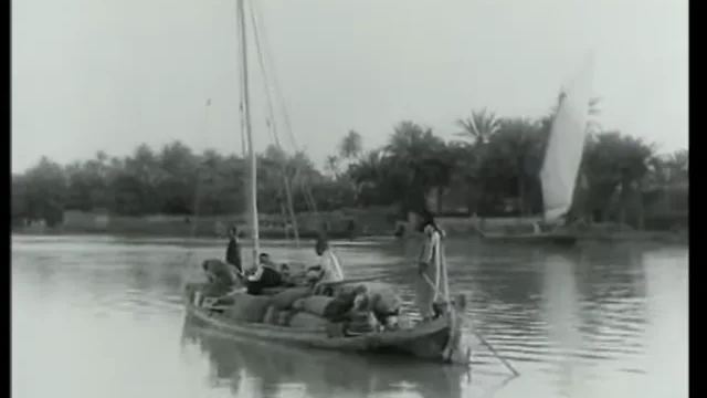 مركب شراعي في شط الحلة قرب أطلال بابل عام 1927. صورة أرشيفية
