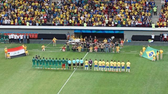 لاعبو المنتخب الوطني قبل انطلاق إحدى مبارياتهم الدولية. صورة أرشيفية
