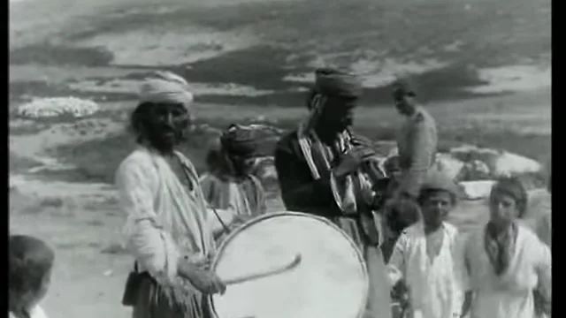 عازفون شعبيون في إحدى قرى كردستان العراق عام 1927. صورة أرشيفية